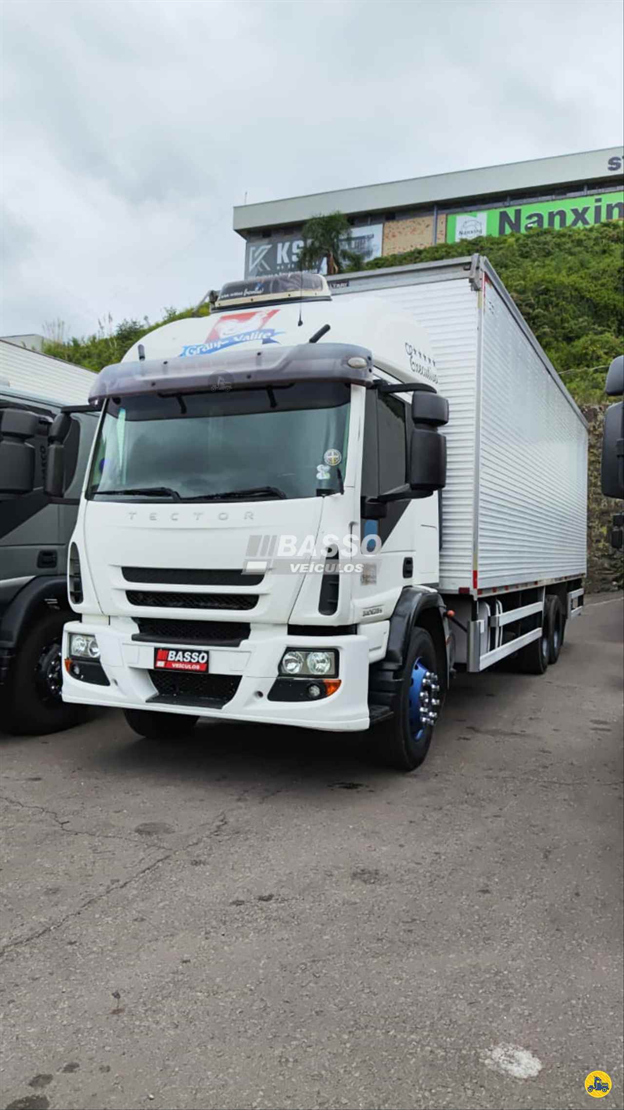 CAMINHAO IVECO TECTOR 240E28 Baú Furgão Truck 6x2 Basso Veículos GARIBALDI RIO GRANDE DO SUL RS